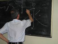 一張含有 個人, 室內, 男人, 握住 的圖片

自動產生的描述